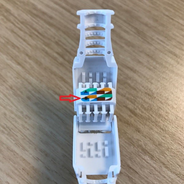 Hoe kabels in connector